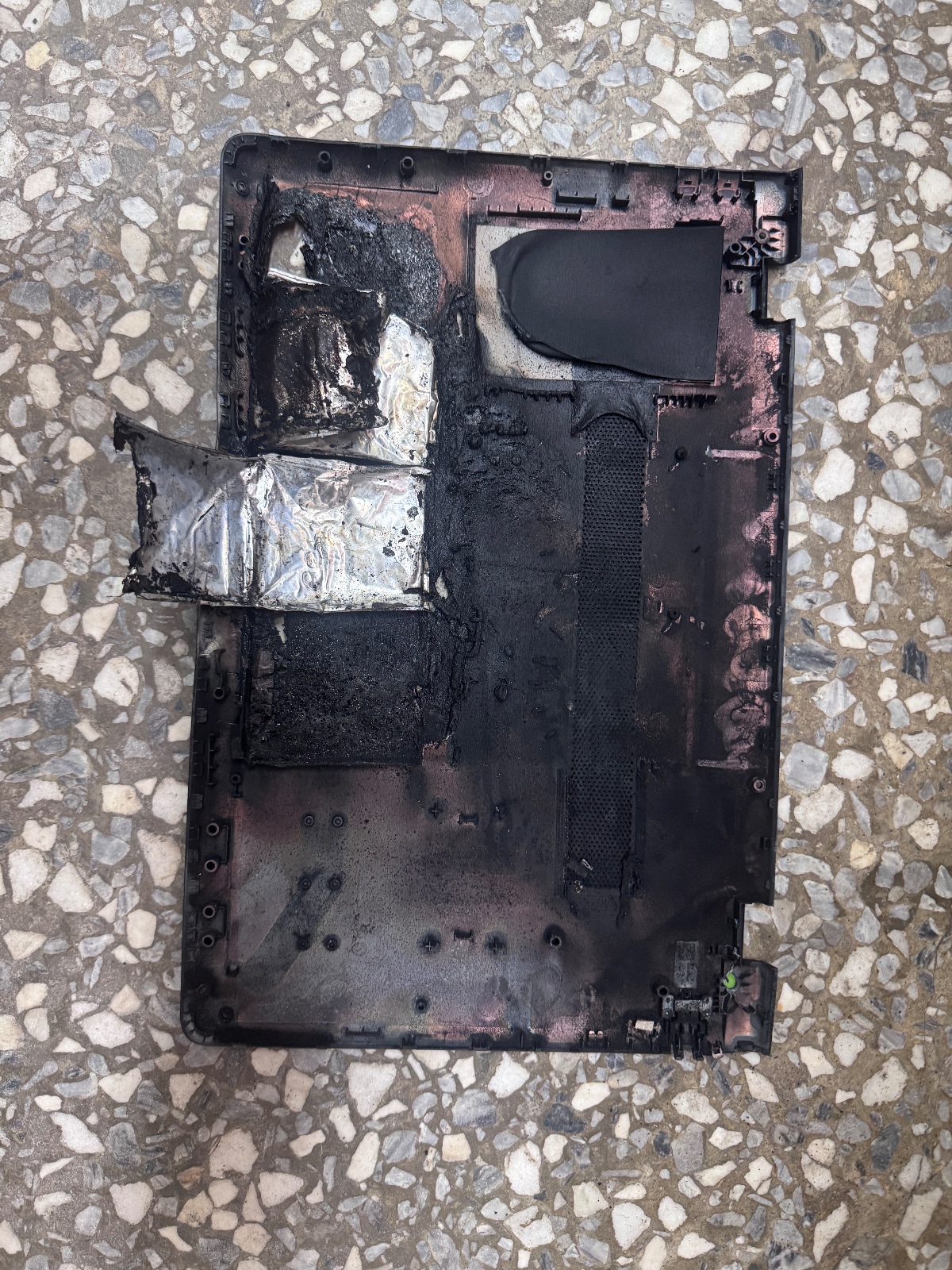筆電底殼燒焦碳化 新北修筆電拆解