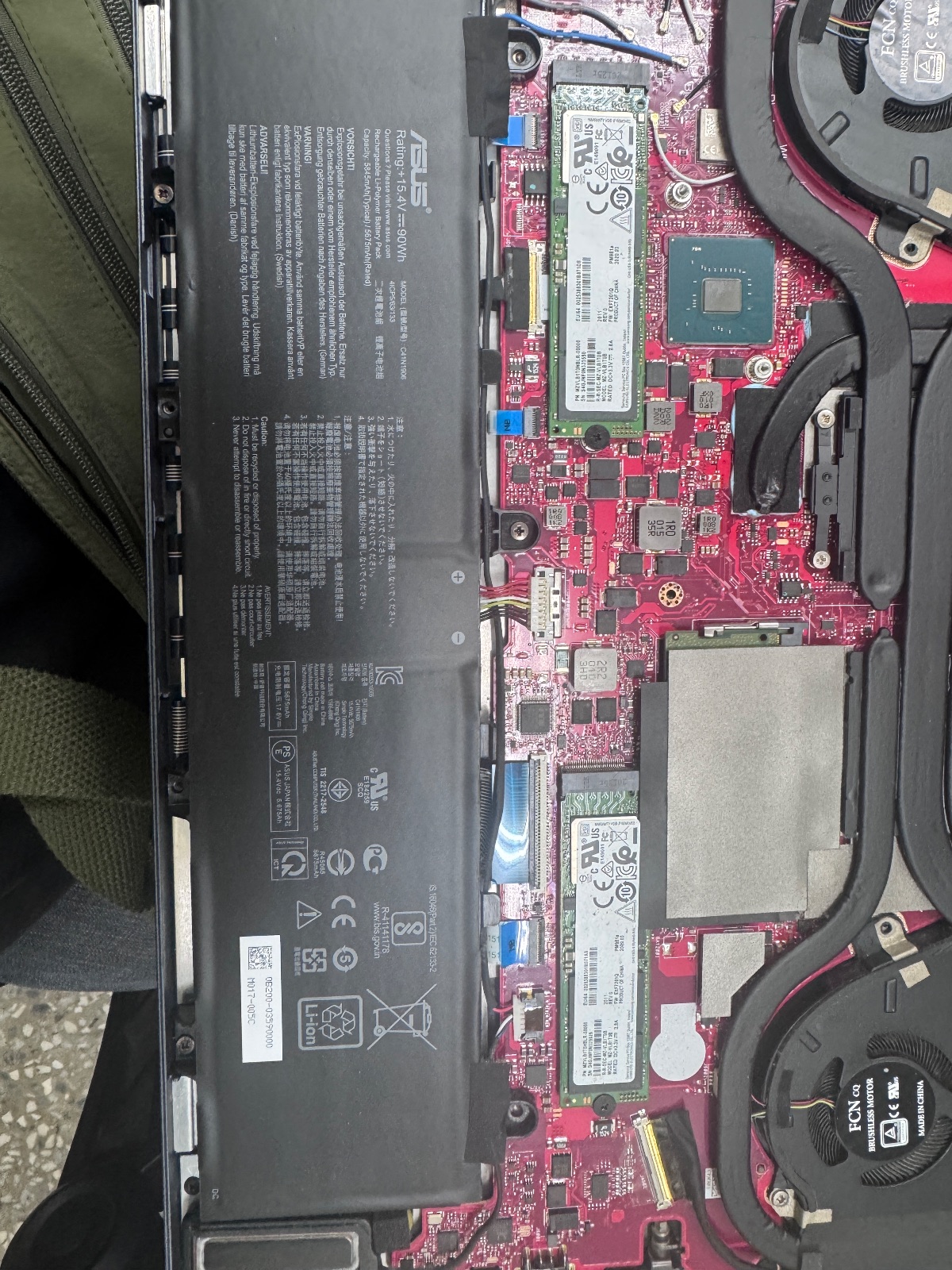 新北市筆電維修ROG拆機電池與主機板實拍
